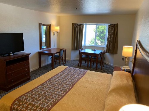 Airport Inn - image 12