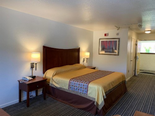 Airport Inn - image 13