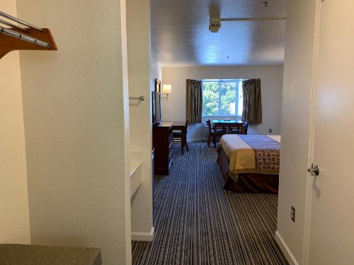 Airport Inn - image 15
