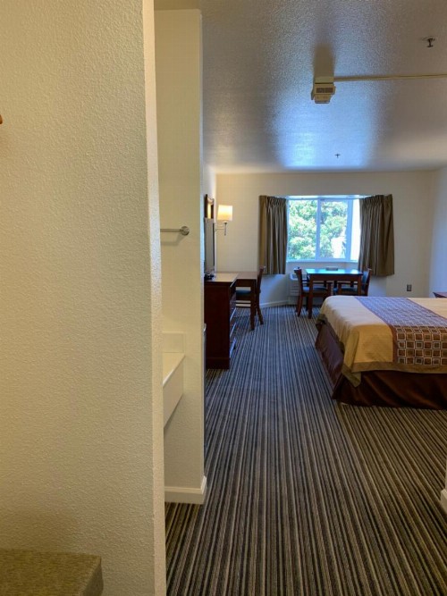 Airport Inn - image 16