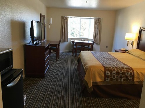 Airport Inn - image 26