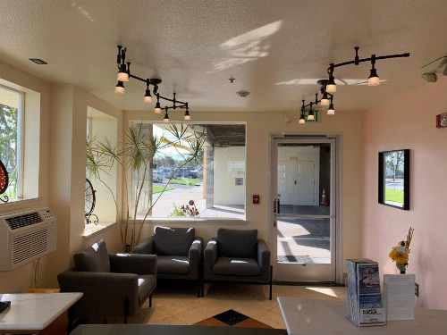 Airport Inn - image 8