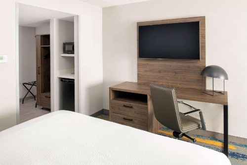 La Quinta Inn & Suites by Wyndham Spokane Downtown - image 2