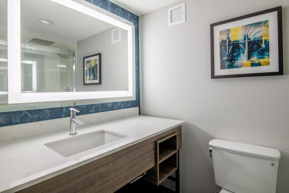 La Quinta Inn & Suites by Wyndham Spokane Downtown - image 7