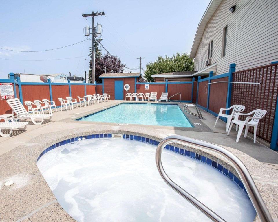 Rodeway Inn & Suites - image 2