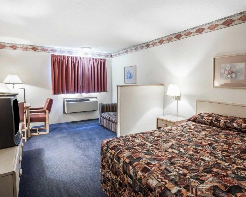Rodeway Inn & Suites - image 24