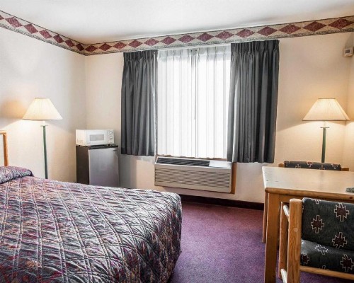 Rodeway Inn & Suites - image 28