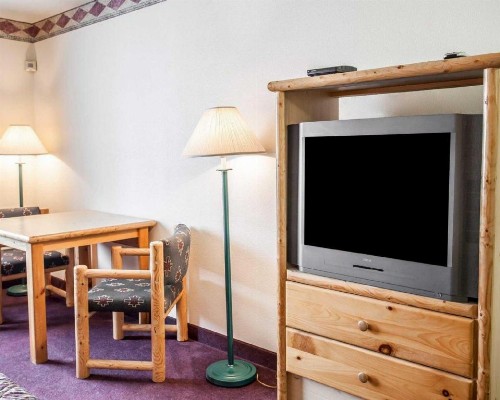 Rodeway Inn & Suites - image 35
