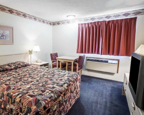 Rodeway Inn & Suites - image 39