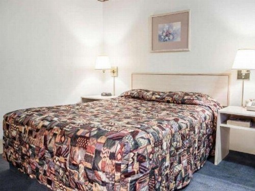 Rodeway Inn & Suites - image 48