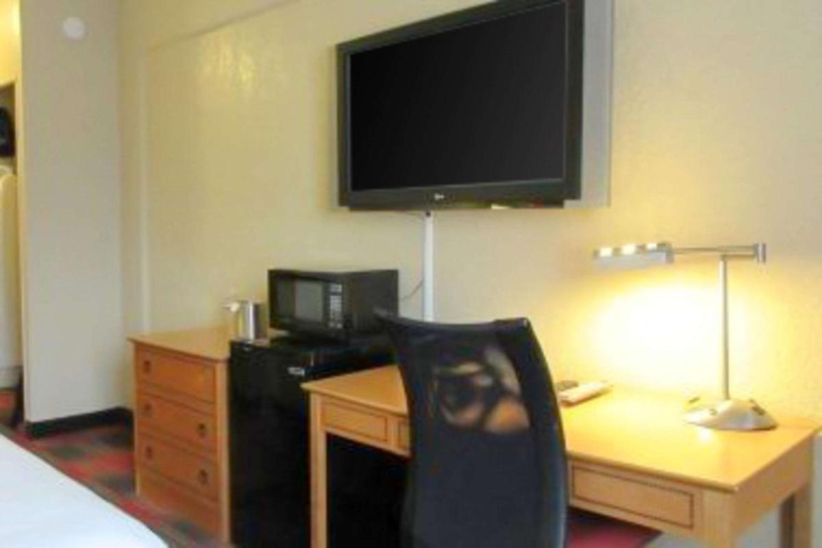 Quality Inn & Suites Airport - image 7