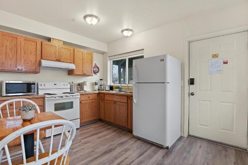 Maple Leaf Manor Furnished Apartments - image 10