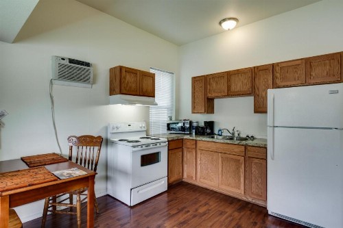 Maple Leaf Manor Furnished Apartments - image 13