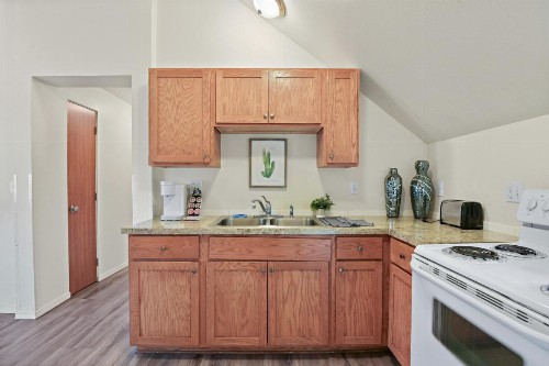 Maple Leaf Manor Furnished Apartments - image 30