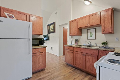 Maple Leaf Manor Furnished Apartments - image 31