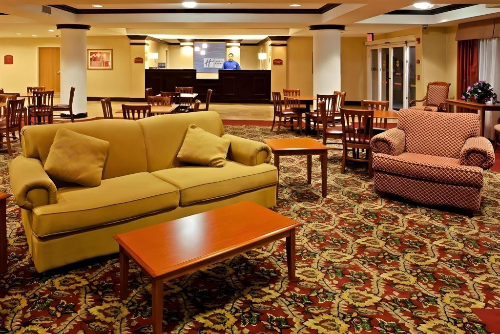 Holiday Inn Express Hotel & Suites Brooksville West - image 3
