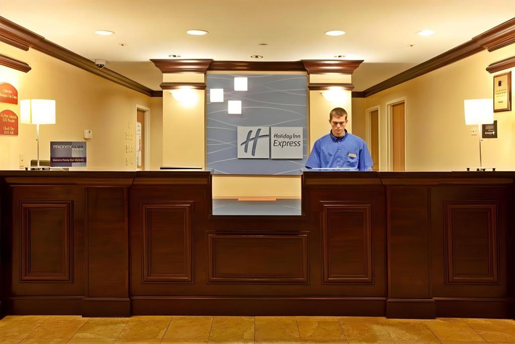 Holiday Inn Express Hotel & Suites Brooksville West - image 6