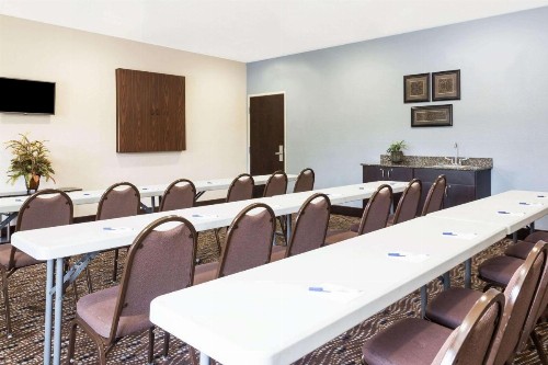 Microtel Inn & Suites by Wyndham Spring Hill/Weeki Wachee - image 5