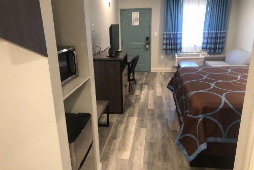 Super 8 by Wyndham Spring/North Houston - image 3