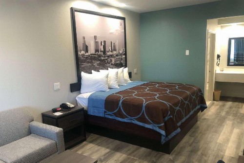 Super 8 by Wyndham Spring/North Houston - image 5