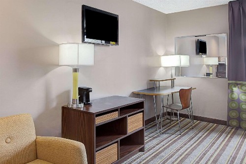 Super 8 by Wyndham Jamaica North Conduit - image 8