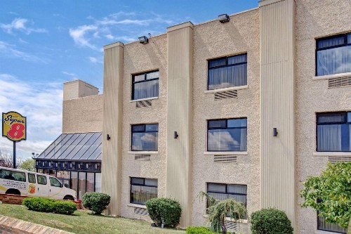 Super 8 by Wyndham Jamaica North Conduit - image 9