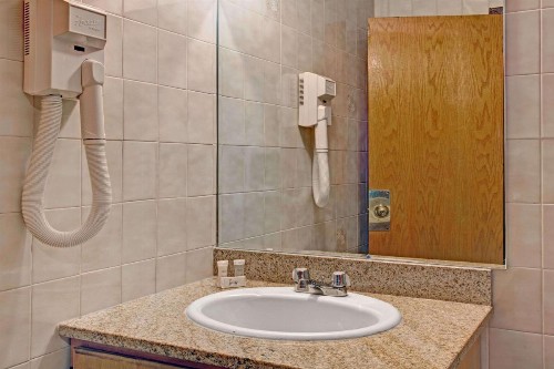 Super 8 by Wyndham Jamaica North Conduit - image 10
