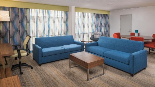 Holiday Inn Express & Suites Springfield an IHG Hotel - image 32