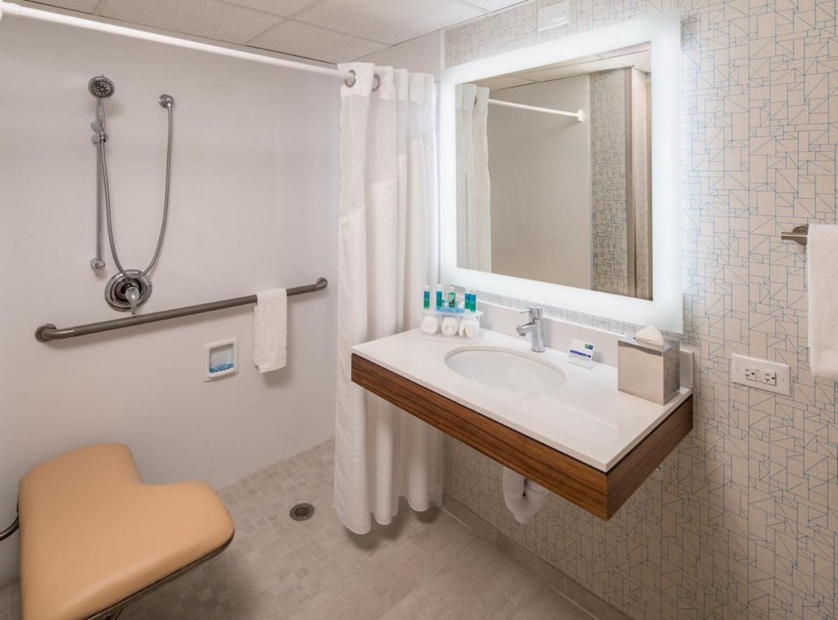 Holiday Inn Express & Suites Springfield an IHG Hotel - image 7