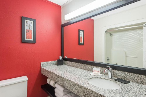 Ramada by Wyndham Springfield North - image 15