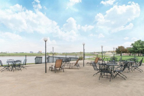 Ramada by Wyndham Springfield North - image 16