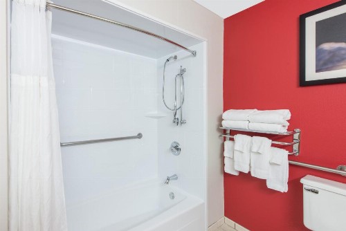Ramada by Wyndham Springfield North - image 21