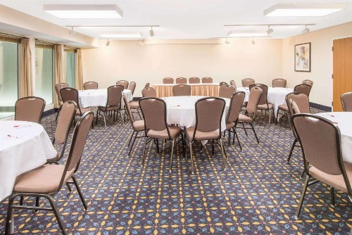 Ramada by Wyndham Springfield North - image 4
