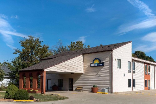 Days Inn by Wyndham Springfield - image 2