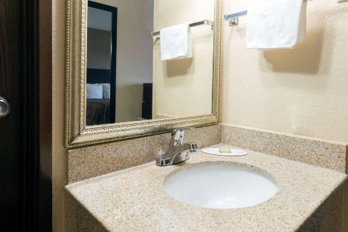Super 8 by Wyndham Springfield East - image 10