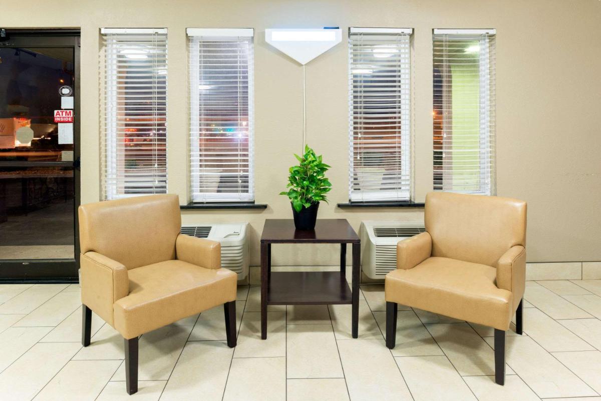 Super 8 by Wyndham Springfield East - image 2