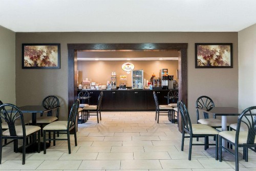 Super 8 by Wyndham Springfield East - image 6