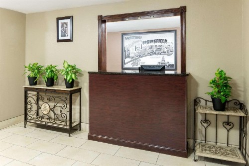 Super 8 by Wyndham Springfield East - image 8