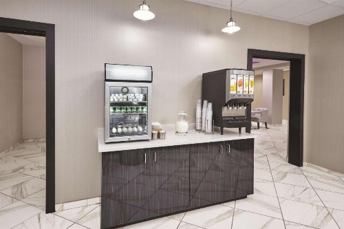 La Quinta by Wyndham Springfield IL - image 19