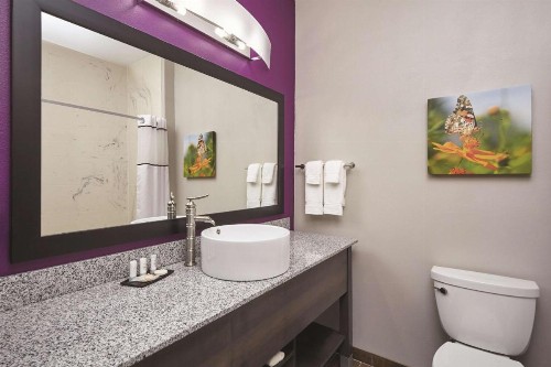 La Quinta by Wyndham Springfield IL - image 40
