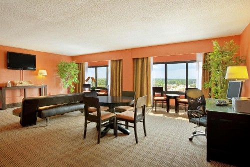 DoubleTree by Hilton Springfield - image 18