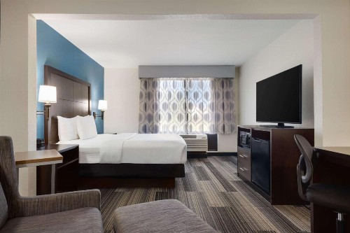 La Quinta by Wyndham Springfield Airport Plaza - image 11