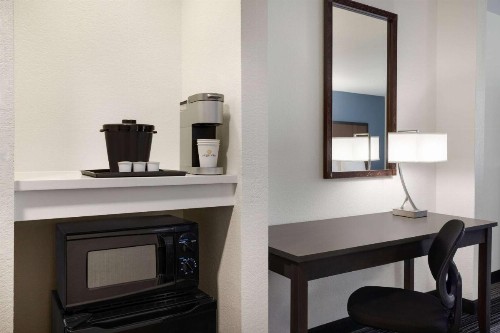 La Quinta by Wyndham Springfield Airport Plaza - image 17