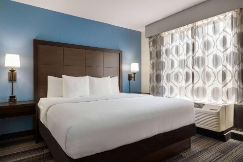 La Quinta by Wyndham Springfield Airport Plaza - image 28