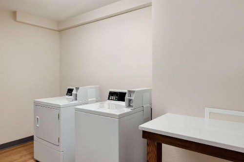 La Quinta by Wyndham Springfield Airport Plaza - image 8