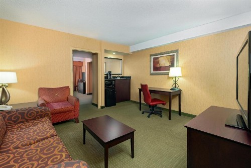 University Plaza Hotel - image 13