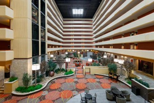 University Plaza Hotel - image 40