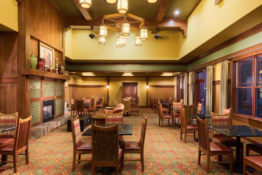 The Q Hotel & Suites - image 6