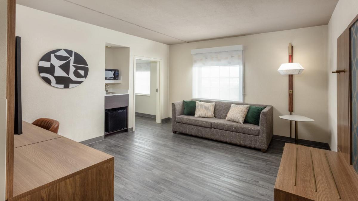 Holiday Inn Hotel & Suites Springfield an IHG Hotel - image 2