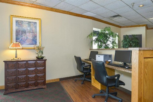 Lamplighter Inn-South - image 37